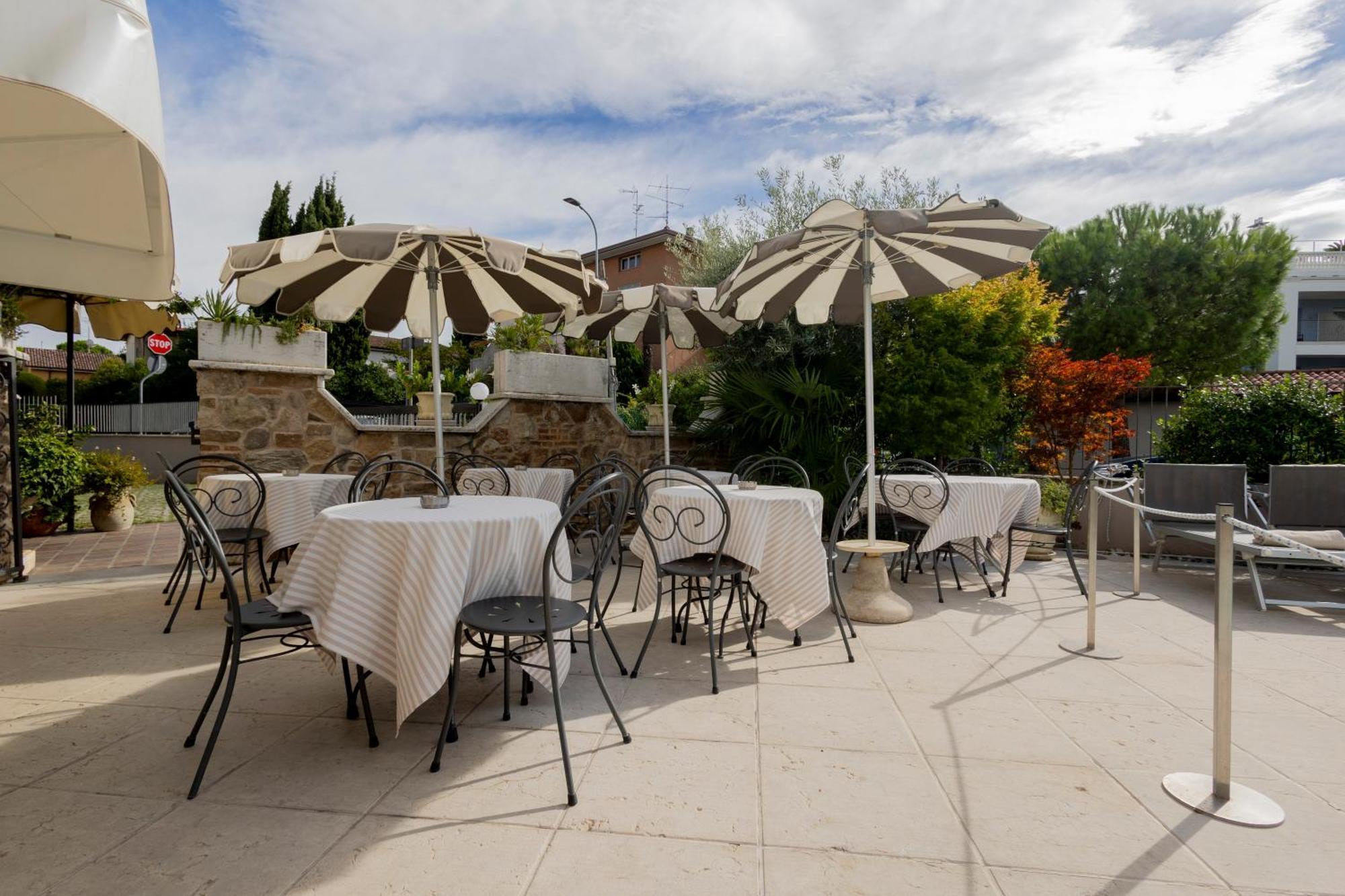 Hotel Berta Desenzano del Garda Exterior photo