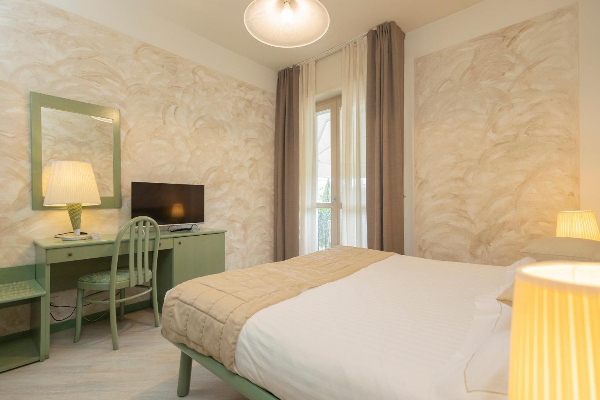 Hotel Berta Desenzano del Garda Exterior photo