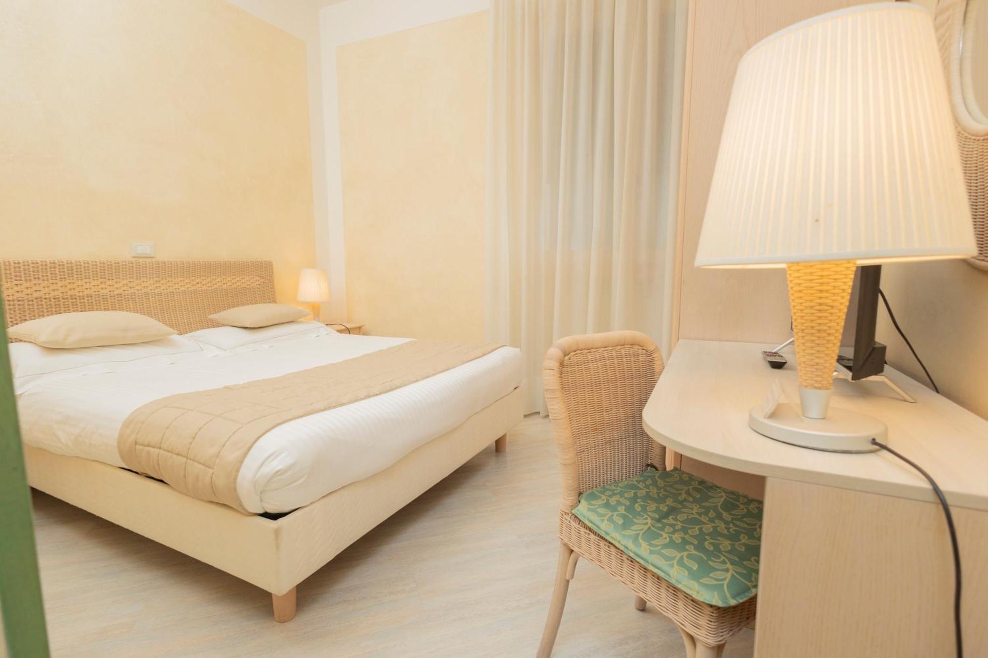 Hotel Berta Desenzano del Garda Exterior photo