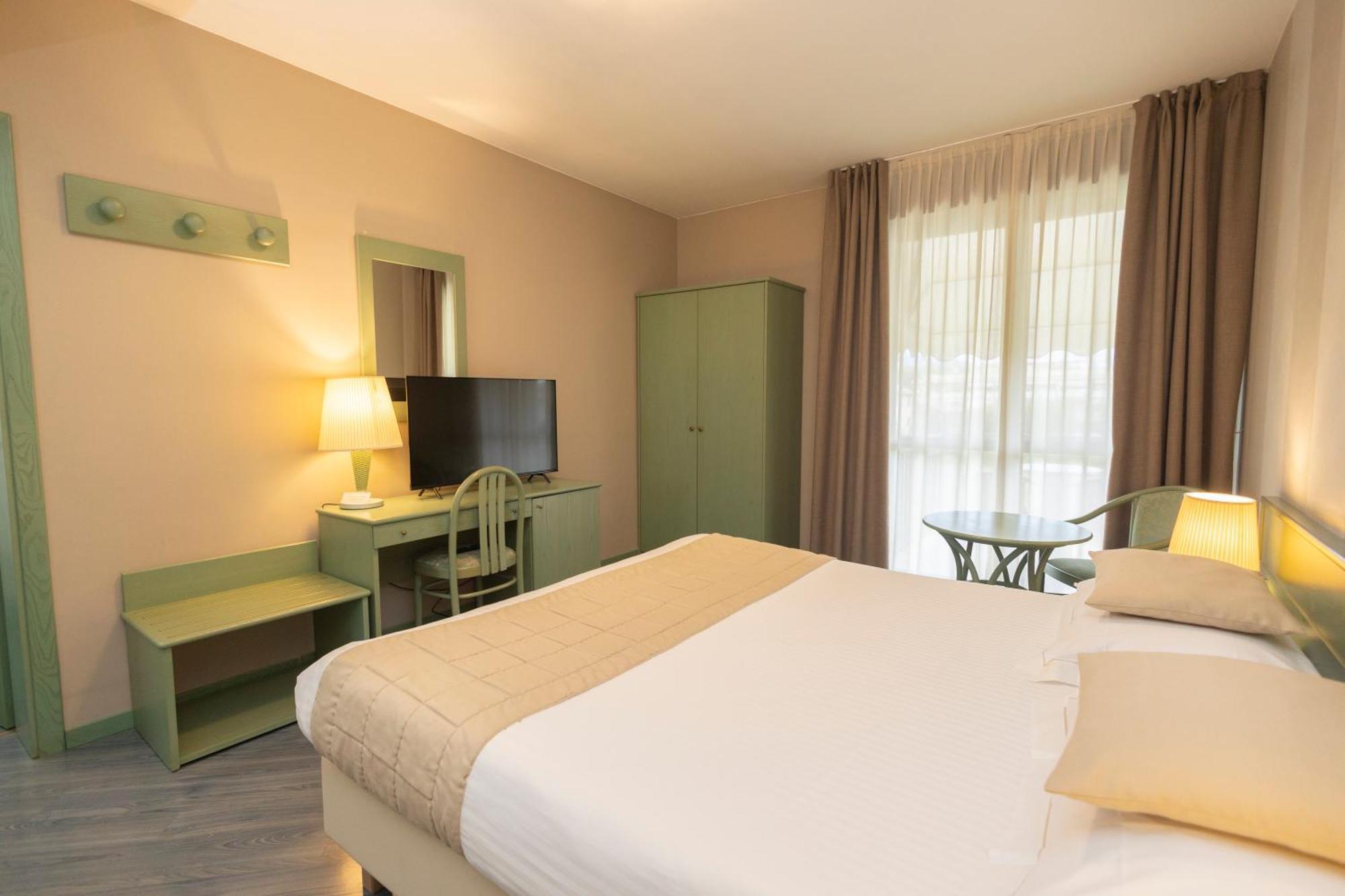 Hotel Berta Desenzano del Garda Exterior photo