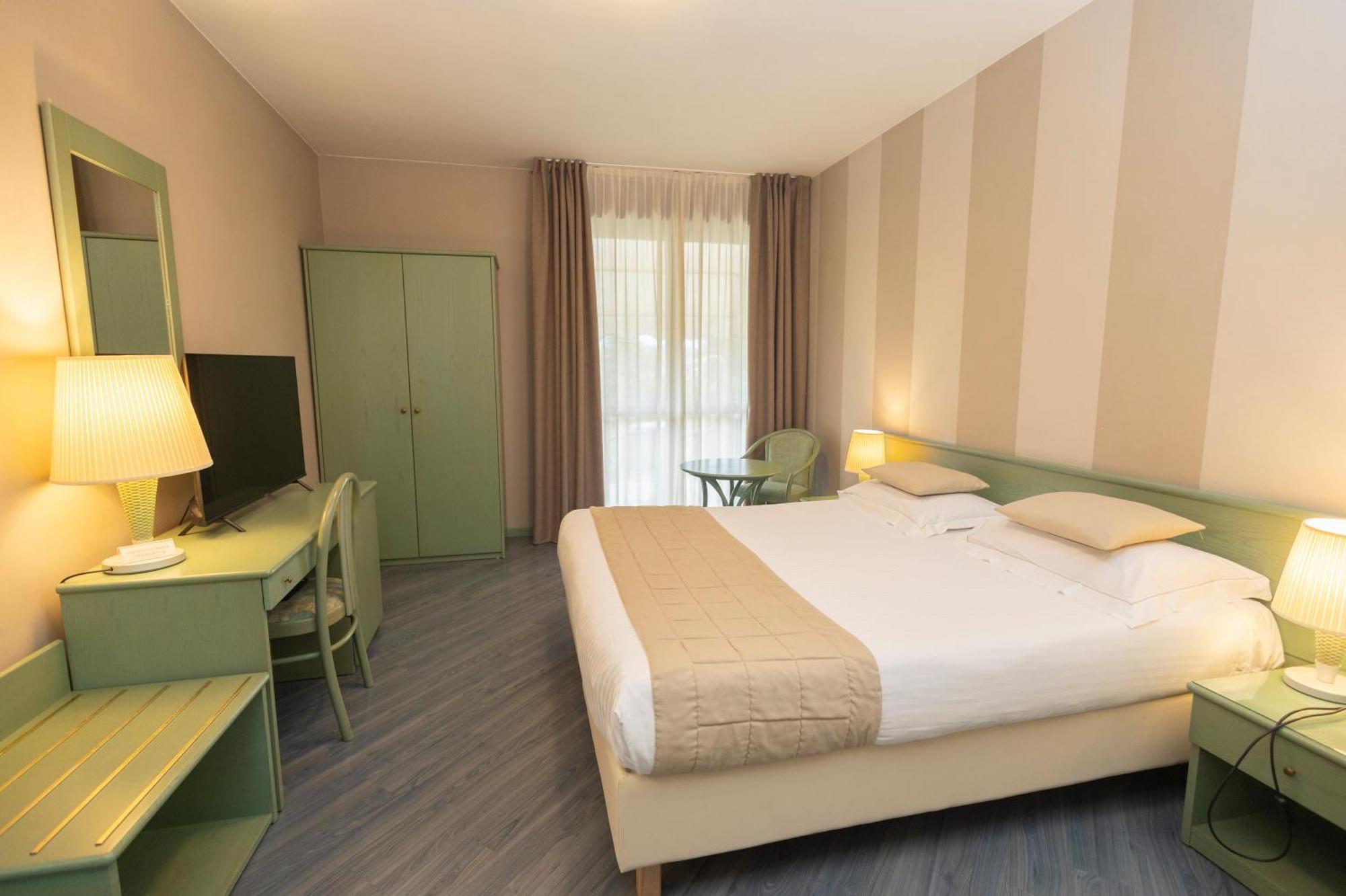 Hotel Berta Desenzano del Garda Exterior photo