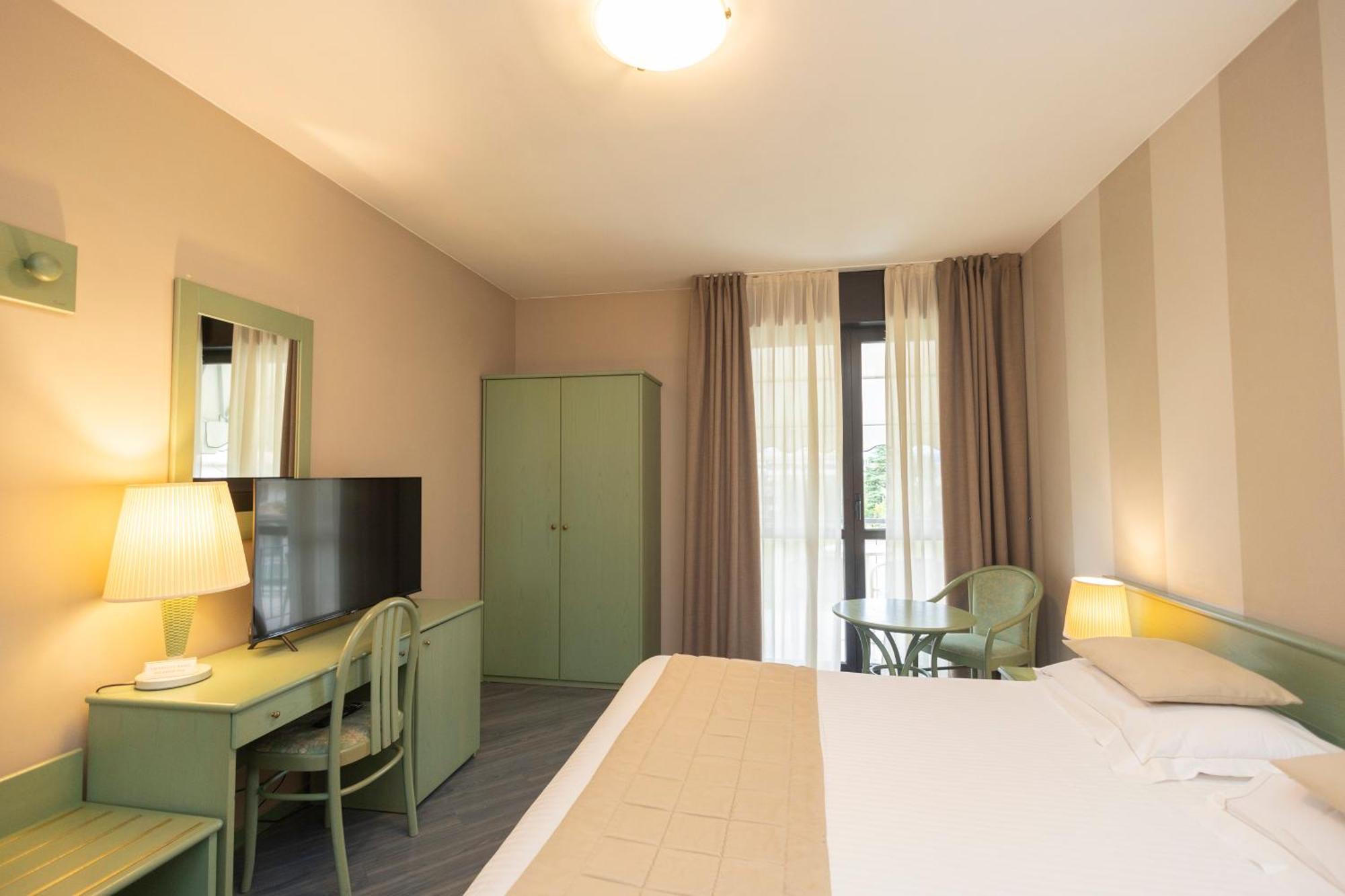 Hotel Berta Desenzano del Garda Exterior photo