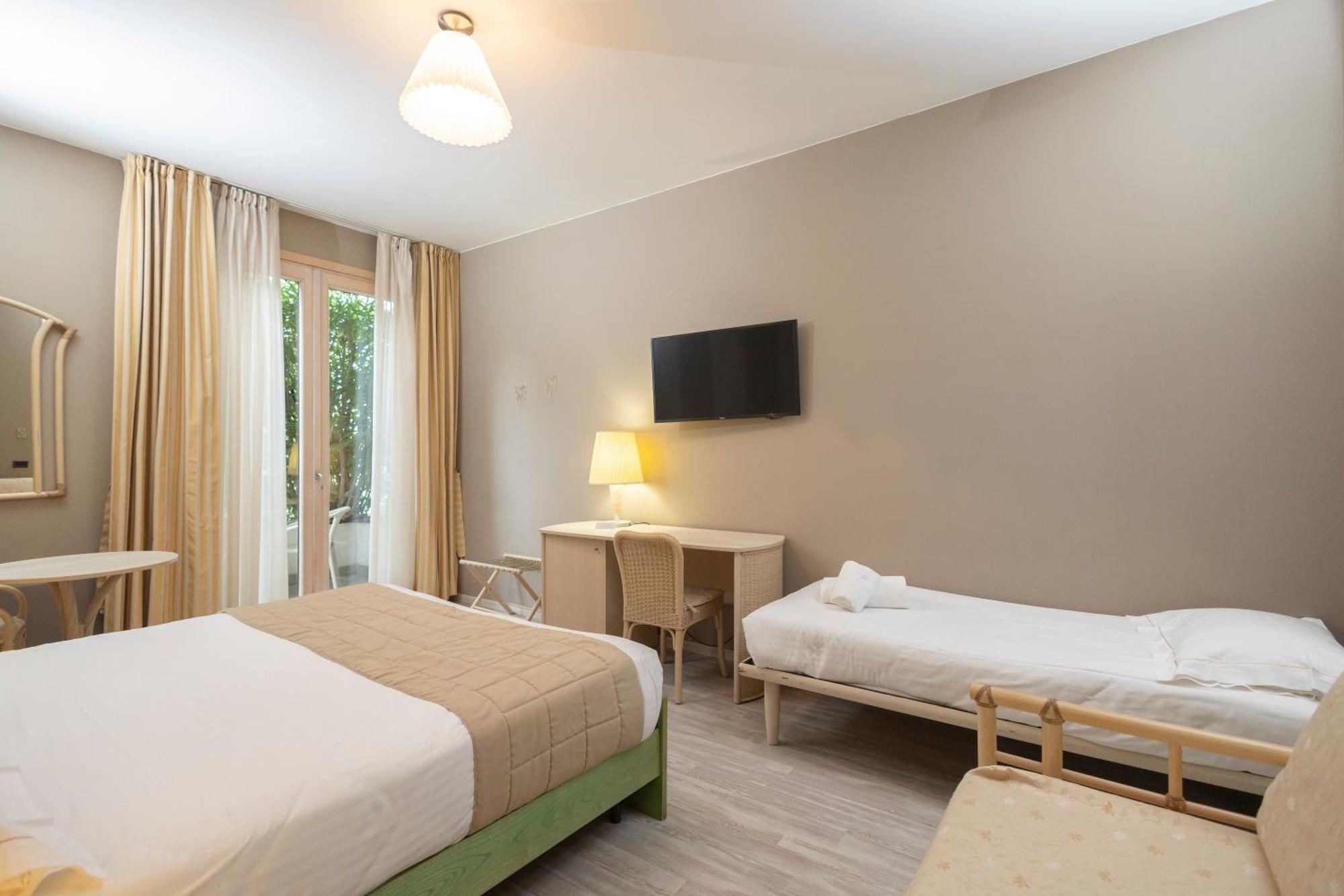 Hotel Berta Desenzano del Garda Exterior photo
