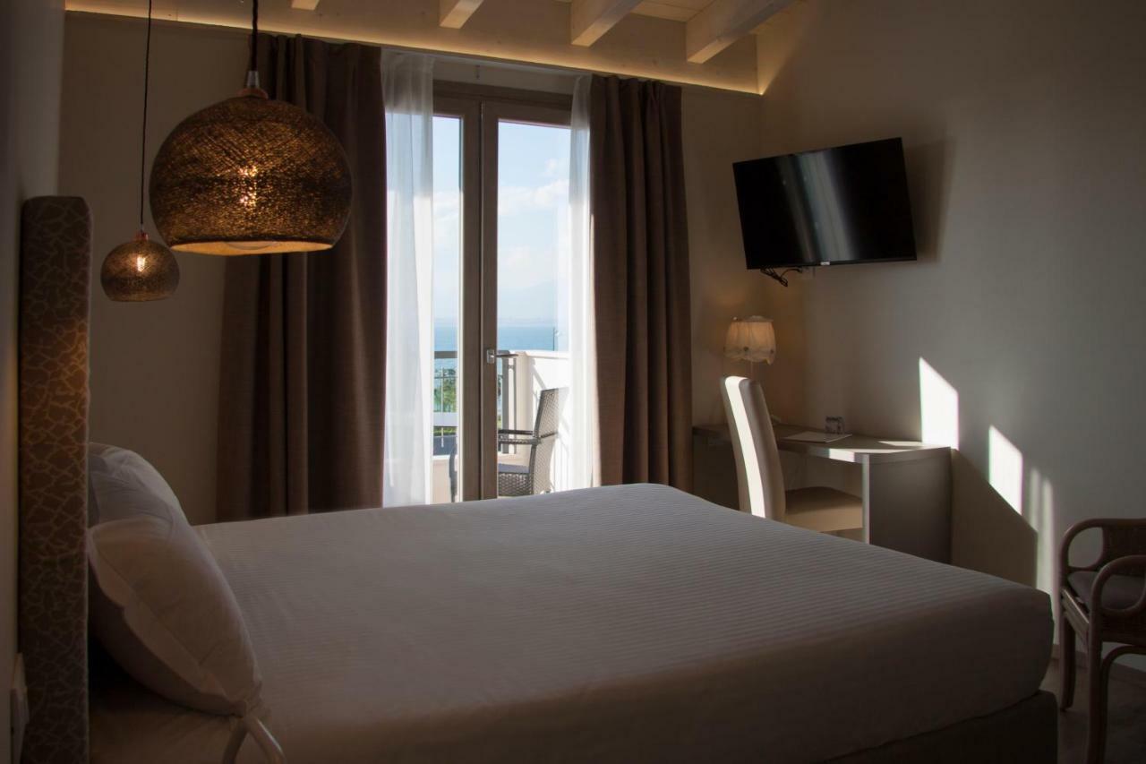 Hotel Berta Desenzano del Garda Exterior photo