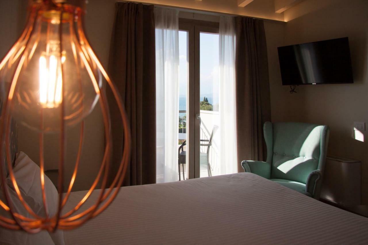 Hotel Berta Desenzano del Garda Exterior photo