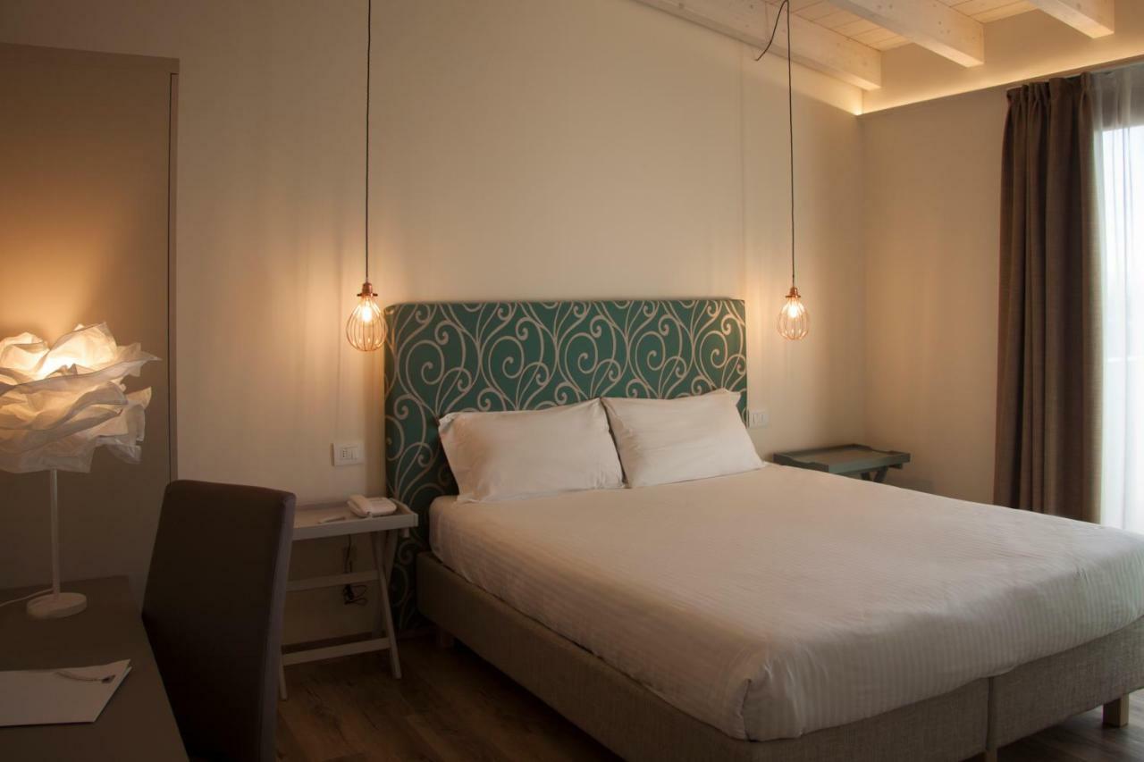 Hotel Berta Desenzano del Garda Exterior photo